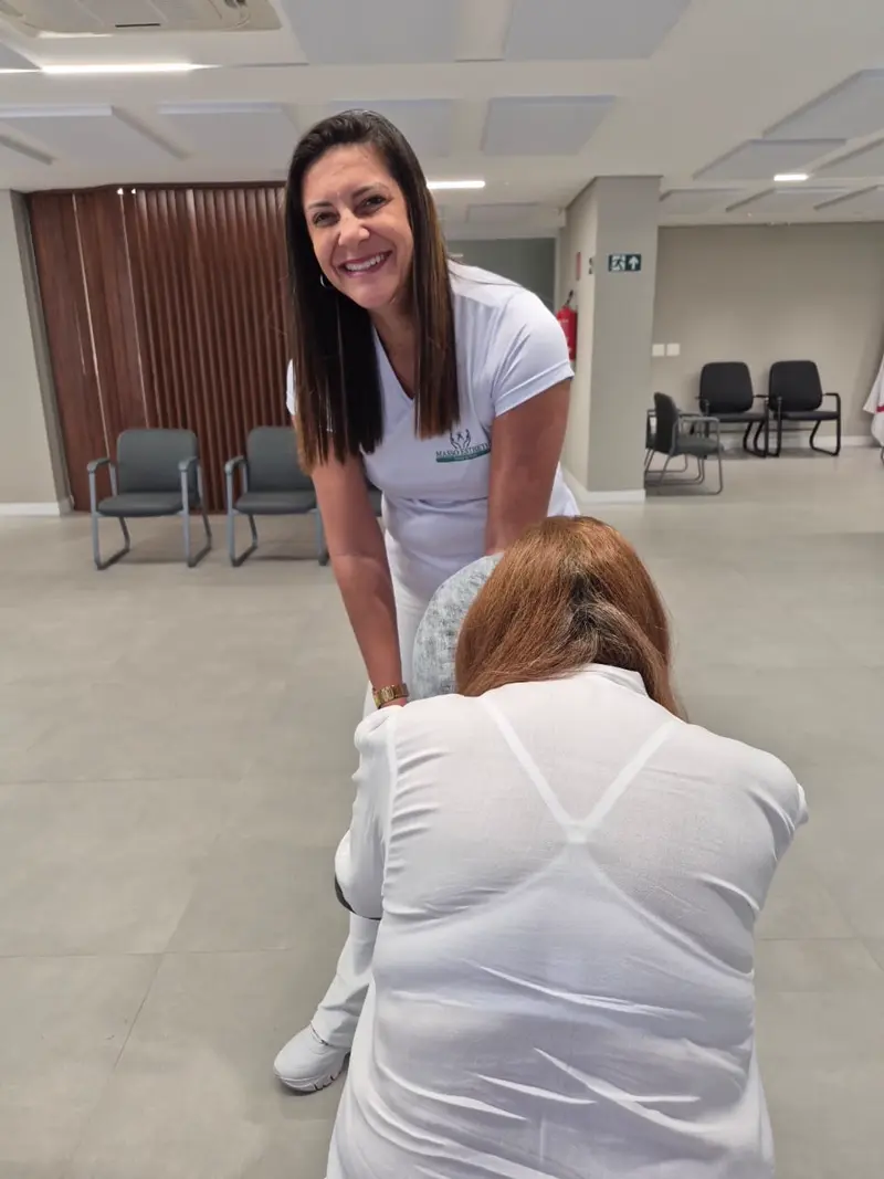 Atendimento de quick massage durante ação de bem-estar