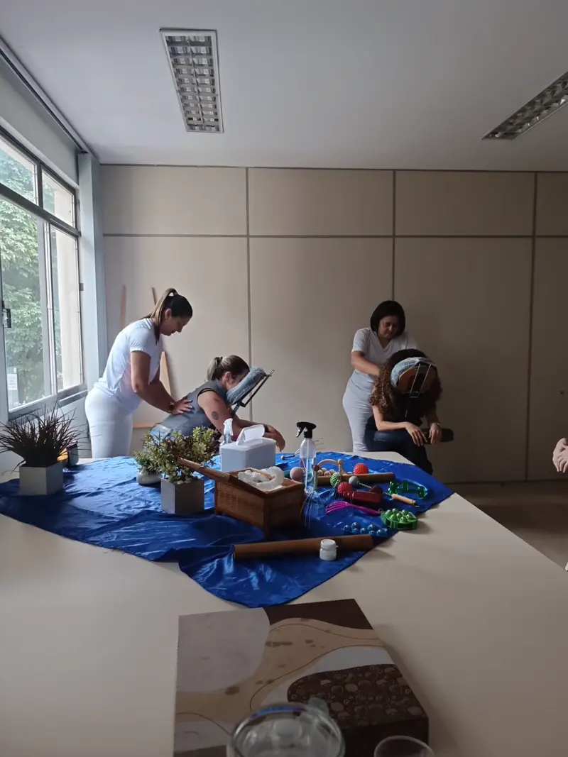 Sessões de quick massage em ambiente corporativo